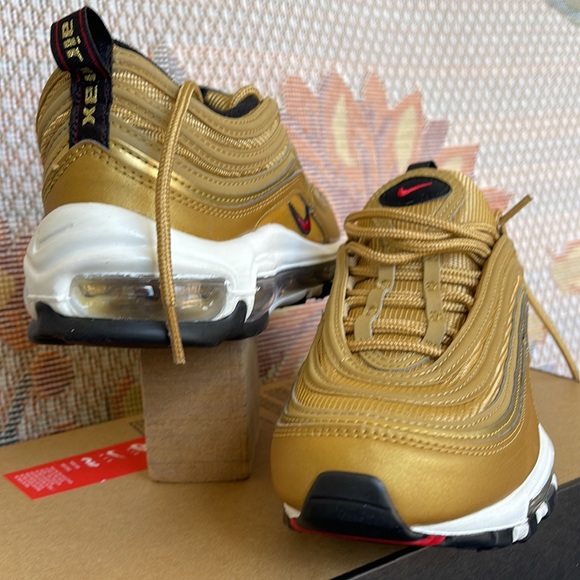 Nike WMNS Air Max 97
Metallic Gold/Black/White/ Varsity Red
Size 6.5
DQ9131-700 - Picture 14 of 16